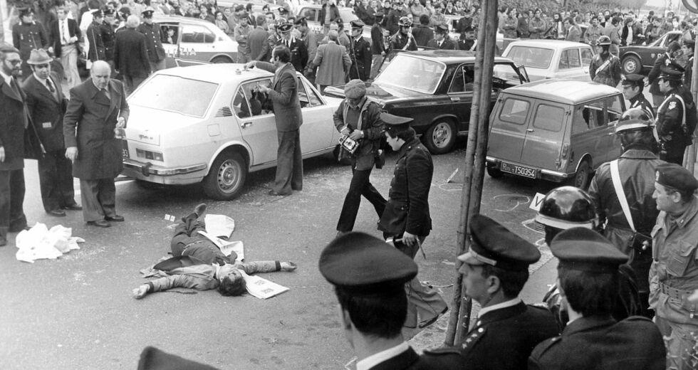 Σκηνή από την απαγωγή του Αλντο Μόρο στις 17 Μαρτίου του 1978, σε δρόμο της Ρώμης. Οι τρομοκράτες των «Ερυθρών Ταξιαρχιών» είχαν εκτελέσει τους 5 φρουρούς τού τότε επικεφαλής του Ιταλικού Χριστιανοδημοκρατικού Κόμματος, ενώ τον ίδιο τον δολοφόνησαν 54 ημέρες αργότερα, όταν συνειδητοποίησαν ότι η ιταλική κυβέρνηση δεν διαπραγματευόταν την ικανοποίηση των αιτημάτων τους