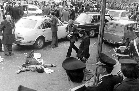 Σκηνή από την απαγωγή του Αλντο Μόρο στις 17 Μαρτίου του 1978, σε δρόμο της Ρώμης. Οι τρομοκράτες των «Ερυθρών Ταξιαρχιών» είχαν εκτελέσει τους 5 φρουρούς τού τότε επικεφαλής του Ιταλικού Χριστιανοδημοκρατικού Κόμματος, ενώ τον ίδιο τον δολοφόνησαν 54 ημέρες αργότερα, όταν συνειδητοποίησαν ότι η ιταλική κυβέρνηση δεν διαπραγματευόταν την ικανοποίηση των αιτημάτων τους